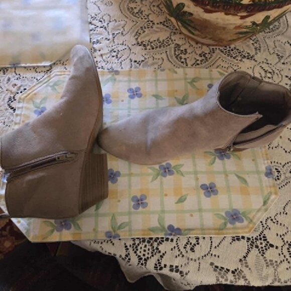 Old Navy faux suade Tan Booties size 8 - Picture 4 of 12